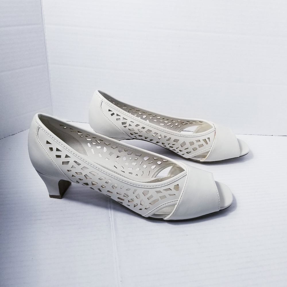 EASY STREET CREAMY WHITE HEELS SIZE 8.5 WIDE